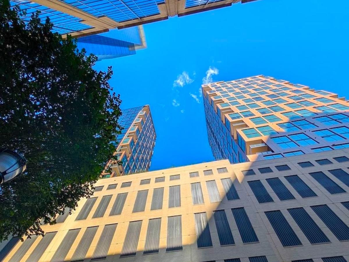 Posh, two-tower Midtown project slashes rents on some apartments